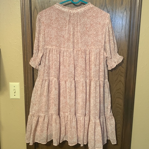 Jodifl medium sheer, lined, and tiered dress with floral pattern. Short sleeves. - Picture 6 of 9